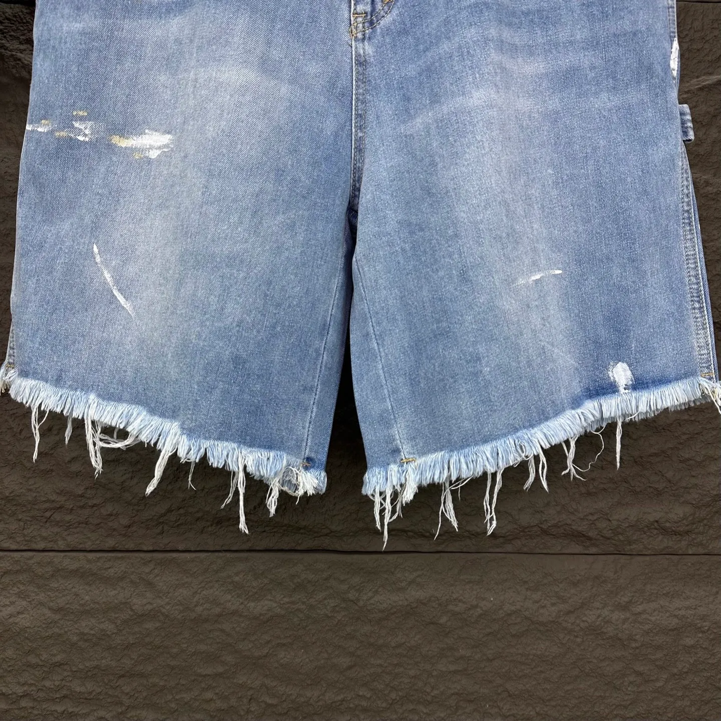 P200 GALLERY DEPT. 2025 new knife-cut splicing hand-painted couple style washed loose denim shorts 🔥High version🔥High version🔥 Top ceiling quality Styles with different washed textures are very friendly to people with thin legs and thick legs. The straight version is very flattering to the leg shape. Moderate length that never goes out of style, easy to match with casually, basic styling for various styles, a must-have in the wardrobe! The fabric is stiff but also makes the upper body soft without losing texture. The washing process is even more perfect. It is a must-have item for everyone! ! ! Washed wheat, hang tag, pants label, complete with three labels Color: light blue Size: 28, 30, 32, 34, 36 (five sizes)